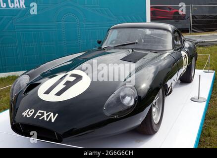 Dreiviertel-Vorderansicht eines original Jaguar E-Type aus dem Jahr 1963, geringer Luftwiderstand, leicht, am Eingang zur London Classic Car Show 2021 Stockfoto