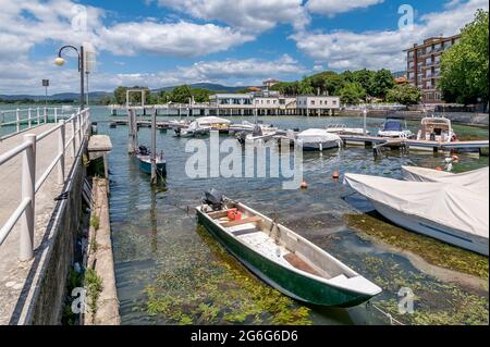 Boote, die vor dem Zentrum von Passignano sul Trasimeno, Umbrien, Italien, im Wasser festgemacht wurden Stockfoto