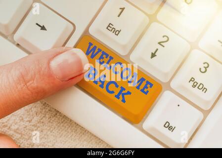 Schreiben mit dem angezeigten Text Willkommen zurück. Konzept Bedeutung Warm Greetings angekommen Wiederholen gerne akzeptiert zufrieden Abstrakt Fixierung Internet-Problem Stockfoto