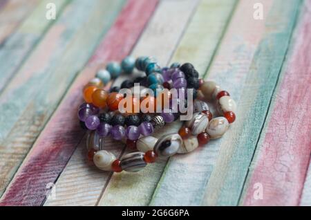 Armbänder aus einem Naturstein Achat Amethyst Aventurin Angelit Lava chrysocolla carnelian fluorit caholong larimar. Schmuckfoto. Stockfoto