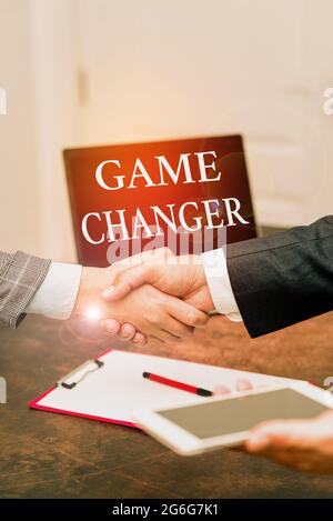 Konzeptionelle Darstellung Game Changer. Geschäftsansatz Sportdaten Scorekeeper Gamestreams Live-Scores Team Admins zwei professionell gut gekleidete Unternehmen Stockfoto