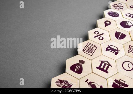 Sechsecke in Ordnung mit Geschäftsattributen. Tools für das Organisations- und Finanzmanagement und die Geschäftsentwicklung. Komponenten für ein erfolgreiches Unternehmen Stockfoto