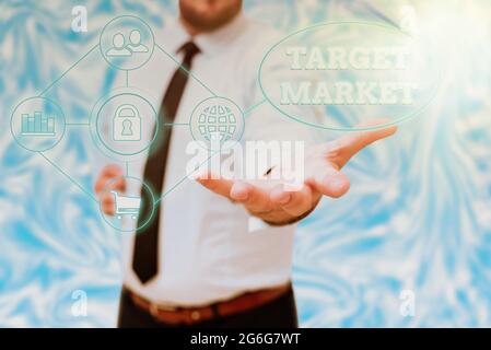 Textunterschrift mit Darstellung des Zielmarktes. Wort geschrieben auf bestimmte Kunden, an die ein Unternehmen seine Vermarktung Gentelman Uniform Standing Holding New anstrebt Stockfoto