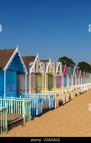 Pastellfarbene Strandhütten. Stockfoto