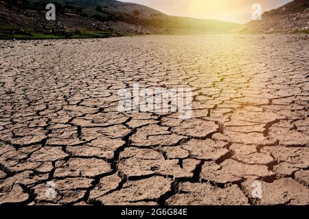 Konzept der globalen Erwärmung . Trockene Risse im Land, schwere Wasserknappheit. Trockenheitskonzept. Stockfoto