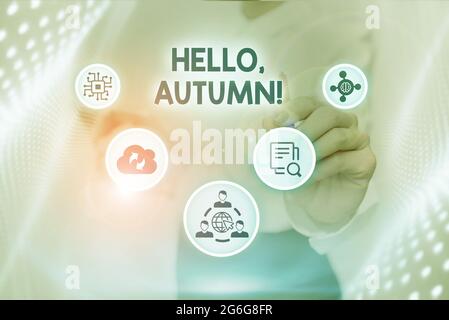 Konzeptionelle Bildunterschrift Hallo, Herbst. Begrüßung der Geschäftsidee, die beim Umarmung des Wechseles von Sommer zu Winter Lady in Uniform Standing Holding Tablet verwendet wird Stockfoto