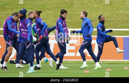 Der englische Raheem Sterling (rechts) während eines Trainings im St. George's Park, Burton Upon Trent. Bilddatum: Dienstag, 6. Juli 2021. Stockfoto