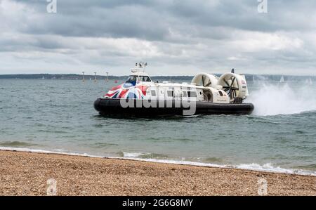 Southsea, Portsmouth, England, Großbritannien. Juli 2021. Passagierschiff, das über Kiesstrand zum Terminal fährt. Stockfoto