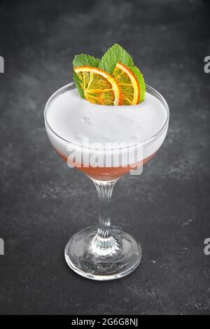 Whiskey sauer Cocktail in einem Glas auf schwarzem Hintergrund Stockfoto