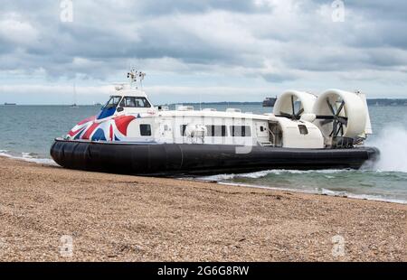 Southsea, Portsmouth, England, Großbritannien. Juli 2021. Passagierschiff, das über Kiesstrand zum Terminal fährt. Stockfoto