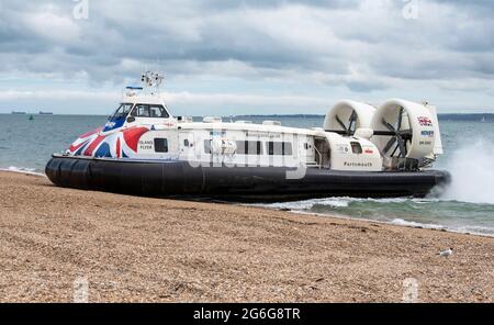 Southsea, Portsmouth, England, Großbritannien. Juli 2021. Passagierschiff, das über Kiesstrand zum Terminal fährt. Stockfoto