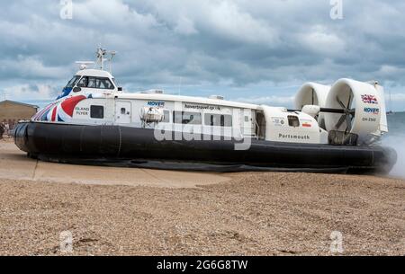 Southsea, Portsmouth, England, Großbritannien. Juli 2021. Passagierschiff, das über Kiesstrand zum Terminal fährt. Stockfoto