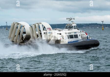 Southsea, Portsmouth, England, Großbritannien. Juli 2021. Passagierflugboot unterwegs auf der Solent Richtung Isle of Wight, Großbritannien. Stockfoto