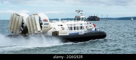 Southsea, Portsmouth, England, Großbritannien. Juli 2021. Passagierflugboot unterwegs auf der Solent Richtung Isle of Wight, Großbritannien. Stockfoto