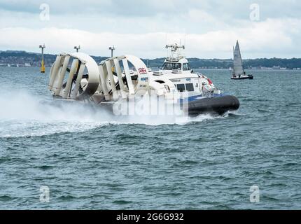 Southsea, Portsmouth, England, Großbritannien. Juli 2021. Passagierflugboot unterwegs auf der Solent Richtung Isle of Wight, Großbritannien. Stockfoto