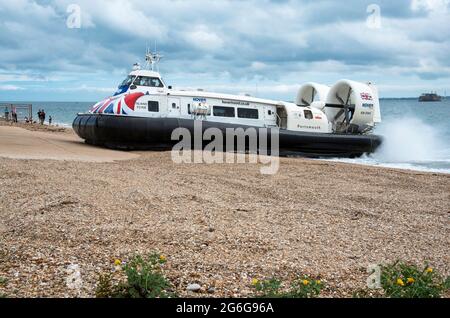 Southsea, Portsmouth, England, Großbritannien. Juli 2021. Passagierschiff, das über Kiesstrand zum Terminal fährt. Stockfoto