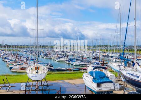 Eine überfüllte Szene in Burnham-on-Crouch Marina an einem hellen und luftigen Julimorgen Stockfoto