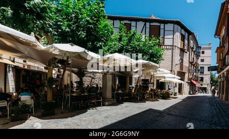 Restaurant Terrasse in der Fußgängerzone in Toledo, Spanien Stockfoto