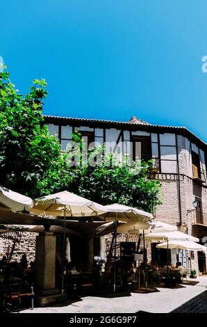 Restaurant Terrasse in der Fußgängerzone in Toledo, Spanien Stockfoto