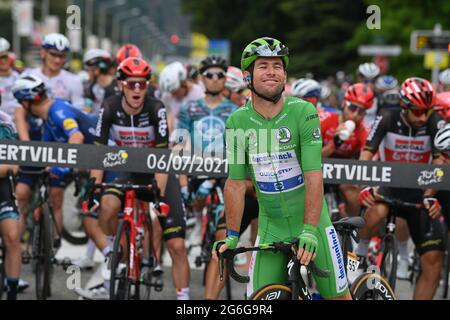 Der Brite Mark Cavendish von Deceuninck - Quick-Step trägt das Green Points Trikot, das zu Beginn der 10. Etappe der 108. Ausgabe der Tour abgebildet ist Stockfoto