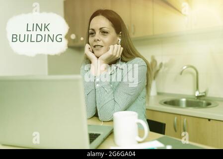 Schreiben mit Text Link Building. Überblick über das Unternehmen SEO Term Exchange Links Akquise Hyperlinks indiziert Office Meeting Online, School Video Stockfoto