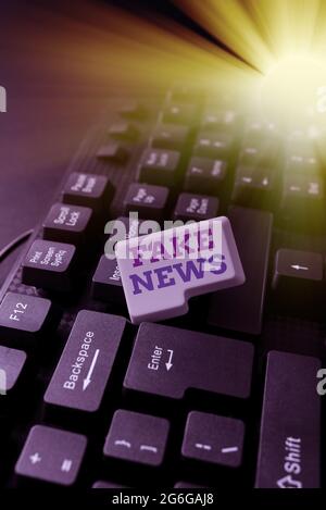 Schreiben mit Text gefälschte Nachrichten. Konzeptionelle Foto falsche Informationen veröffentlichen unter dem Deckmantel der authentischen Nachrichten Fixin G Coding String Stockfoto