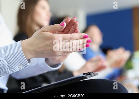 Geschäftsleute klatschen in die Hände und applaudieren bei Meetings oder Konferenzen Stockfoto