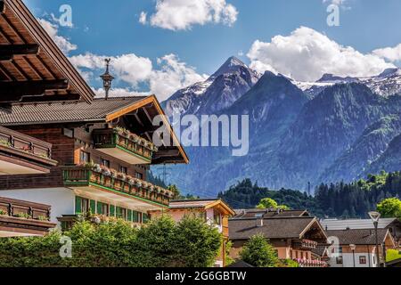 Kaprun Dorf mit typischer Pension am Kitzsteinhorn Gletscher in der Region Salcburg, österreichische Alpen Stockfoto