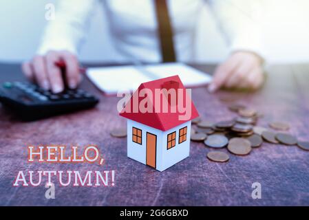 Textunterschrift mit Hallo, Herbst. Internet-Konzept Gruß verwendet, wenn die Umarmung von Sommer zu Winter New Home Raten und Stockfoto
