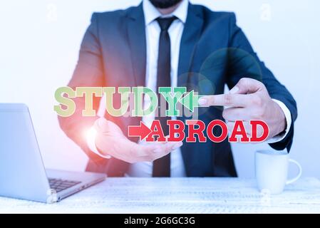 Textunterschrift zur Darstellung von Auslandsstudien. Konzeptionelles Foto verfolgt Bildungsmöglichkeiten in einem fremden Land Remote Office Work Online-Präsentation Stockfoto