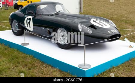 Dreiviertel-Vorderansicht eines original Jaguar E-Type aus dem Jahr 1963, geringer Luftwiderstand, leicht, am Eingang zur London Classic Car Show 2021 Stockfoto