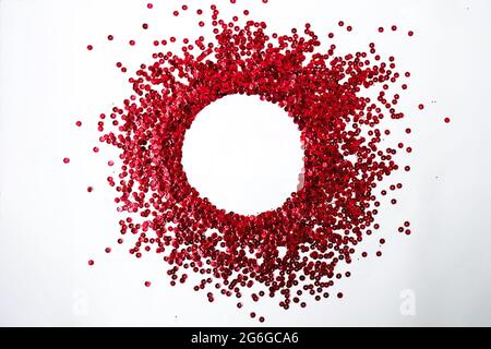 Rote Glitzer Kreise Konfetti isoliert auf weiß. Perfekte Kulisse für Ihr Design. Festlicher Hintergrund für Ihr Design. Stockfoto