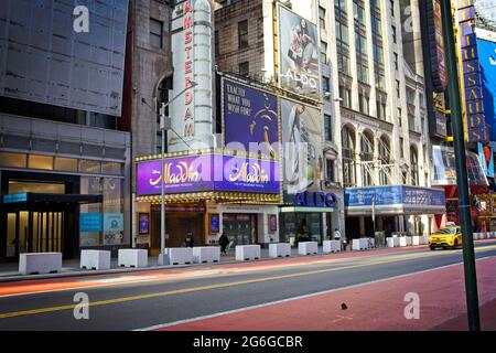 New York, NY, USA - 5. Juli 2021: 42nd Street an einem Frühlingsmorgen während des Hochs der COVID-19-Pandemie, die das Fehlen üblicher Menschenmengen zeigt Stockfoto