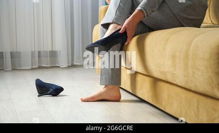 Die Frau Zieht Ihre High Heel Schuhe Stockfotografie Alamy