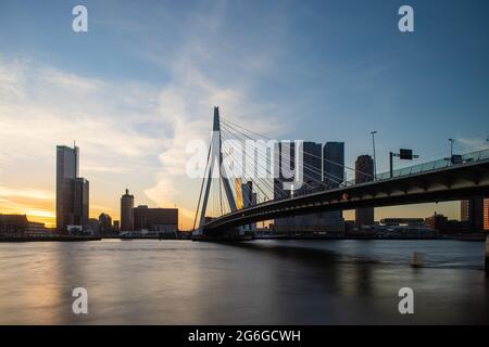 Erasmusbrug (Erasmus-Brücke) mit Blick auf die Wilhelminapier und Maastoren bei Sonnenaufgang, Rotterdam, Niederlande Stockfoto