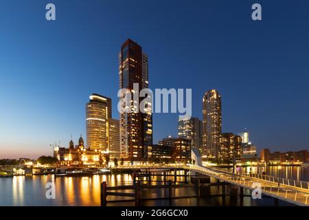 Nachtansicht der Wilhelminapier und Skyline von Rotterdam Stockfoto