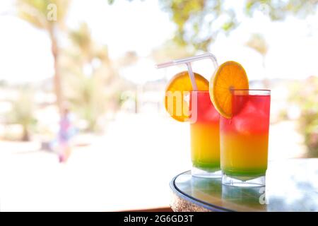 Zwei Gläser mit buntem Cocktail auf dem Tisch im Strandcafé Stockfoto