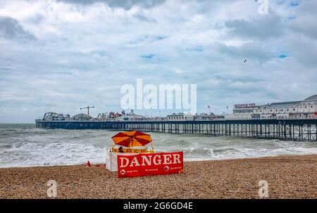 Brighton UK 6. Juli 2021 - Es ist ruhig am Brighton Beach heute, da starke Winde die Südküste mit Böen von bis zu 40 Meilen pro Stunde für einige Gebiete schlagen : Credit Simon Dack / Alamy Live News Stockfoto