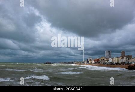 Brighton UK 6. Juli 2021 - stürmischer Himmel und raue See in Brighton heute mit Böen von bis zu 40 Meilen pro Stunde für einige Gebiete : Credit Simon Dack / Alamy Live News Stockfoto