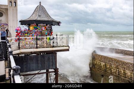 Brighton UK 6. Juli 2021 - Wellen schlagen am Brighton Palace Pier ein, als starke Winde die Südküste heute Morgen mit Böen von bis zu 40 Meilen pro Stunde für einige Gebiete schlagen : Credit Simon Dack / Alamy Live News Stockfoto