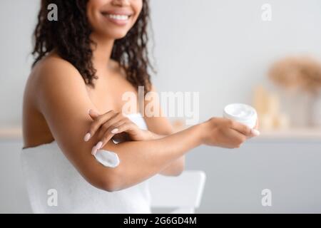 Körper, Hautpflege, Frau schmiert feuchtigkeitsspendende Lotion oder Creme auf der Schulter, Kosmetik zu Hause Stockfoto