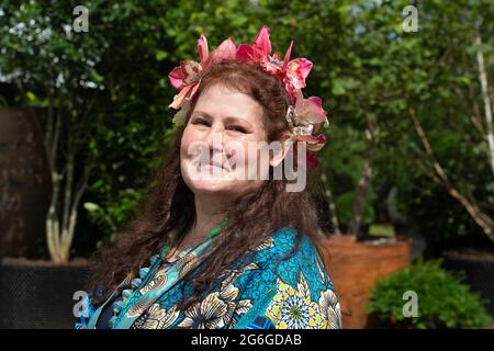 East Molesey, Surrey, Großbritannien. Juli 2021. Jan Kartun, ein ehrenamtlicher RHS-Mitarbeiter beim RHS Hampton Court Palace Garden Festival, setzt auf einen floralen Look. Quelle: Maureen McLean/Alamy Live News Stockfoto