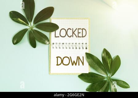 Inspiration mit Schild „Locked Down“. Konzeptionelle Foto Notfall Maßnahme, die zeigt aus Sperrgebiet verhindert Erstellung Natur Theme Blog Stockfoto