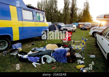 Schwedische Fans auf dem Stover Strand Campingplatz während der FIFA Fußball-Weltmeisterschaft 2006 in Deutschland. Stockfoto