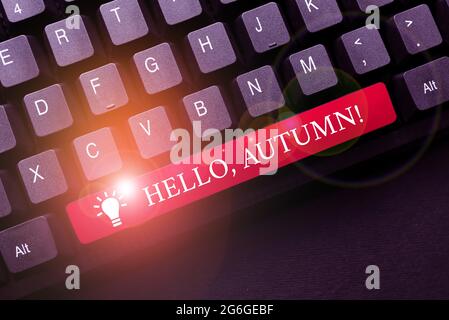 Schreiben mit Text Hallo, Herbst. Wort für Begrüßung, das verwendet wird, wenn die Umstellung von Sommer auf Winter angenommen wird, wenn Sie ein Beschäftigungsabkommen eingeben Stockfoto