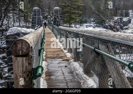 Nahaufnahme der Swinging Bridge über den St. Louis River im Jay Cooke State Park, Carlton, Minnesota, USA. Stockfoto