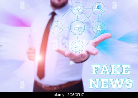 Schreiben mit Text gefälschte Nachrichten. Unternehmensübersicht Falsche Informationen veröffentlichen unter dem Deckmantel der authentischen Nachrichten Gentelman Uniform Stehen Stockfoto