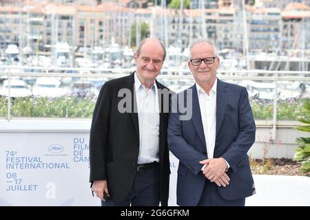 Der Generaldirektor des Filmfestivals in Cannes, Thierry Fremaux (R), und der Direktor des Filmfestivals in Cannes, Pierre Lescure, posieren am 6. Juni 2021 bei einer Fotoausstellung in Cannes, Frankreich, bevor die 74. Filmfestspiele vom 6. Bis 17. Juli eröffnet werden. Foto von David Niviere/ABACAPRESS.COM Stockfoto
