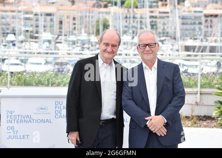 Der Generaldirektor des Filmfestivals in Cannes, Thierry Fremaux (R), und der Direktor des Filmfestivals in Cannes, Pierre Lescure, posieren am 6. Juni 2021 bei einer Fotoausstellung in Cannes, Frankreich, bevor die 74. Filmfestspiele vom 6. Bis 17. Juli eröffnet werden. Foto von David Niviere/ABACAPRESS.COM Stockfoto