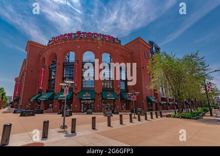 Saint Louis, MO – 5. Juli 2021; Eingang zum Busch Stadium und Cardinals MLB Team Store in der Innenstadt mit Statuen berühmter Spieler draußen auf dem Bürgersteig Stockfoto